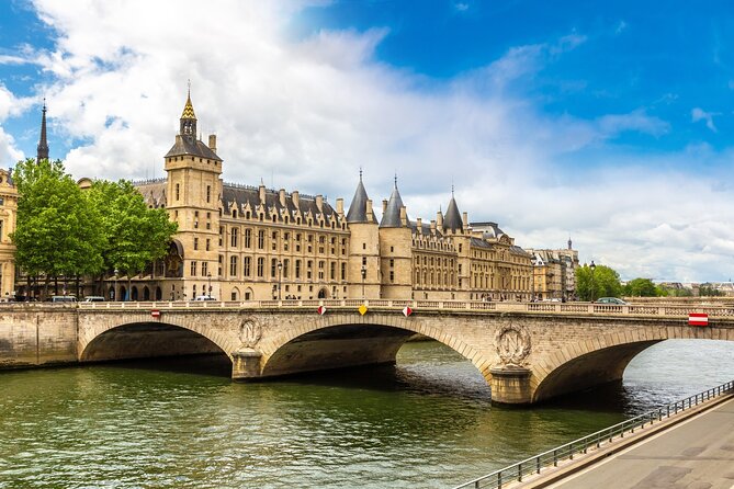 Skip-the-line Notre-Dame Cathedral, Louvre, Paris City Tour - Louvre Palace Exteriors and Seine Views Without Museum Tickets