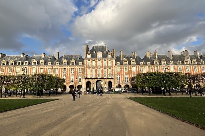 Small Group Marais/Place des Vosges Walking Tour -10 people max - A photography mansion on the outside: Maison Européenne de la Photographie