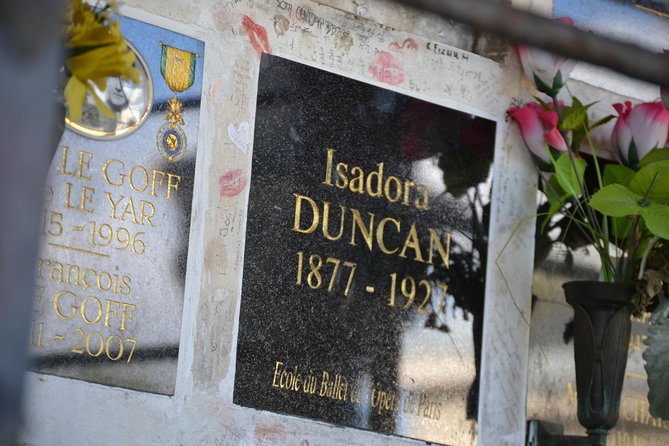 The Pere Lachaise Cemetery Private Tour - Celebrity graves you can actually target