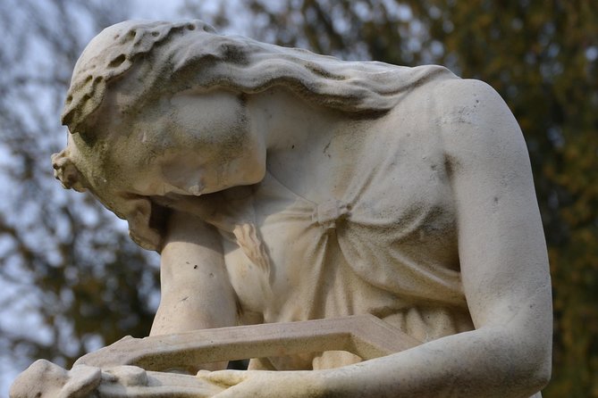 The Pere Lachaise Cemetery Private Tour - English guide and the kind of storytelling that helps