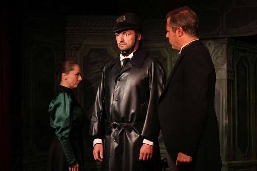 Theatre in Paris: The Bald Soprano (La cantatrice chauve) - What Happens Before and During the Play