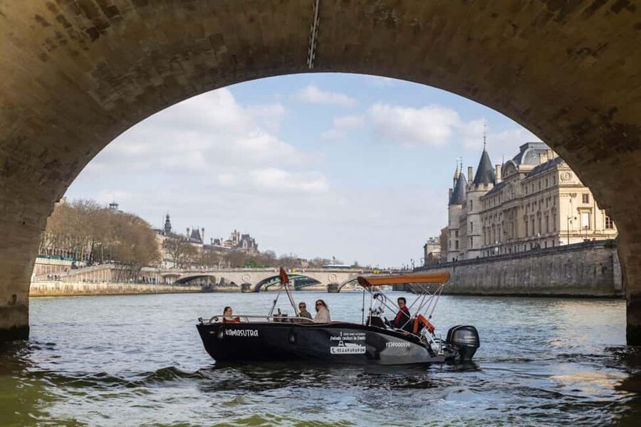 Top Private Cruises in Paris with Champagne + more surprises - The full Seine route in 90 minutes: Eiffel Tower, Louvre, Notre Dame