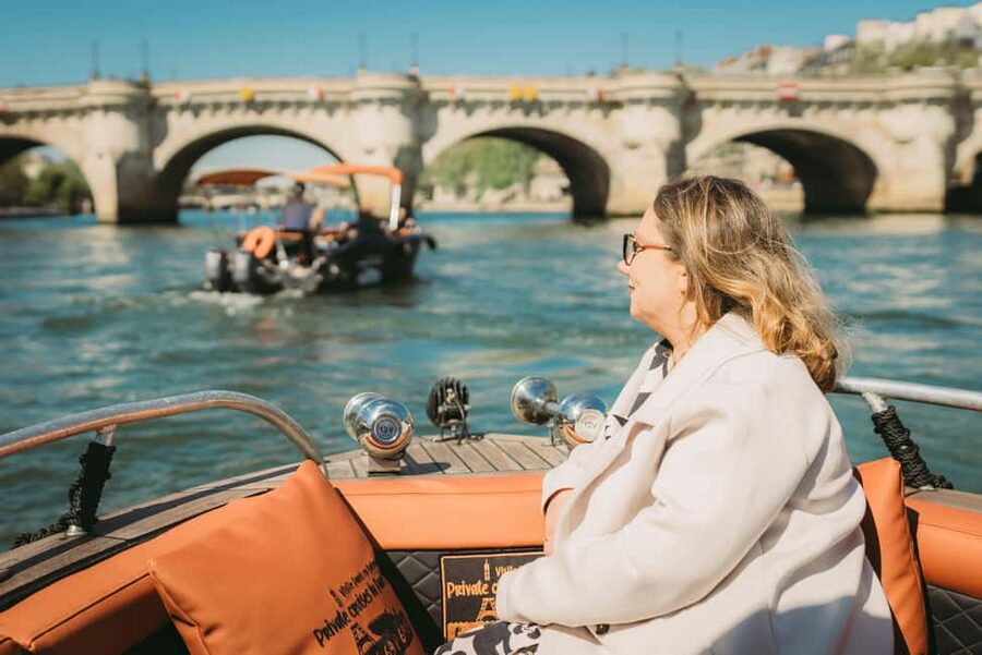 Top Private Cruises in Paris with Champagne + more surprises - Pont Neuf and the light-up Eiffel Tower: best photo moments