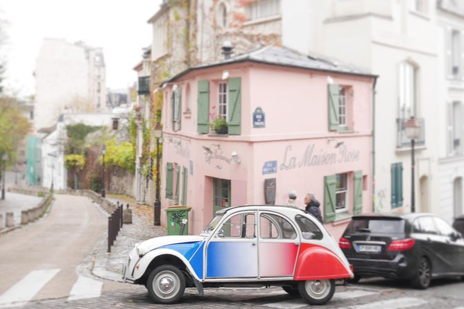 Tour in a vintage car with a Parisian - Place des Vosges: classic square energy with a calmer pace