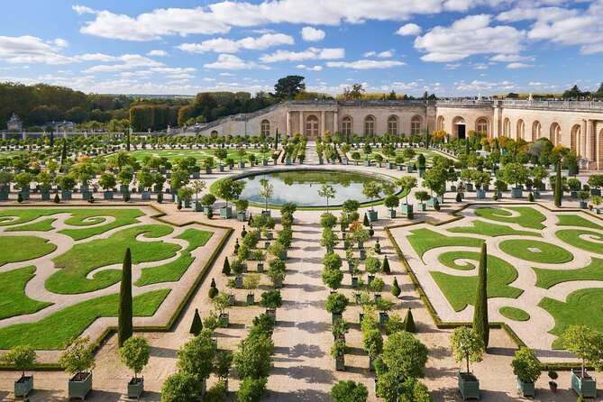 Transfers between Paris and Paris Airports/Disneyland/Versailles - Giverny Transfers: Comfort for the Long-Form Day Trip