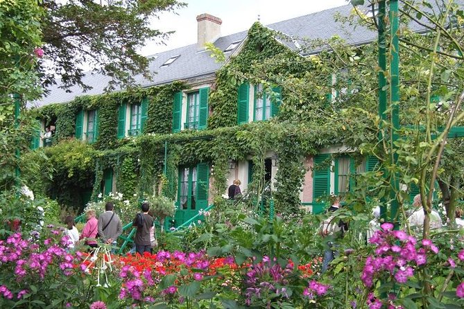 Versailles and Giverny Tour Hotel Pickup - Hotel pickup and the air-conditioned minivan, including the Paris zone limits