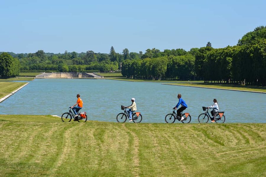 Versailles: Bike Tour on a premium Dutch bike - Palace exterior photo stop, quick guided context, then back on the bike