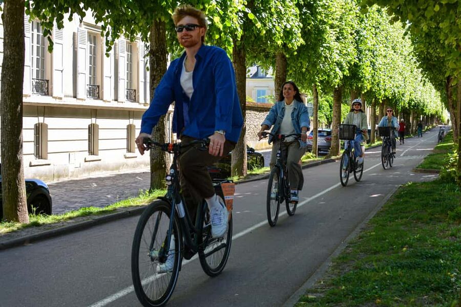 Versailles: Bike Tour on a premium Dutch bike - Grand Canal views that are easier to appreciate by bike
