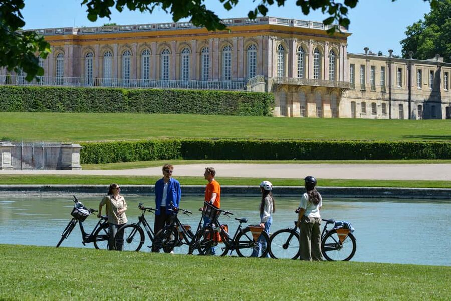 Versailles: Bike Tour on a premium Dutch bike - The in-between guided stops that connect what you see