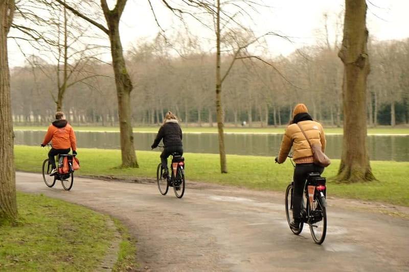 Versailles: Bike Tour on a premium Dutch bike - Grand Trianon and Petit Trianon from the cycling side