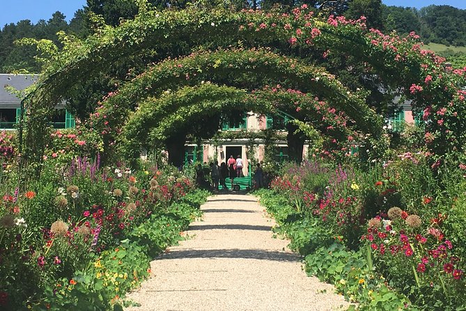 Versailles Palace & Giverny Private Tour with Lunch&Hotel Pick-up - Versailles: State Apartments and the Hall of Mirrors, without losing the plot