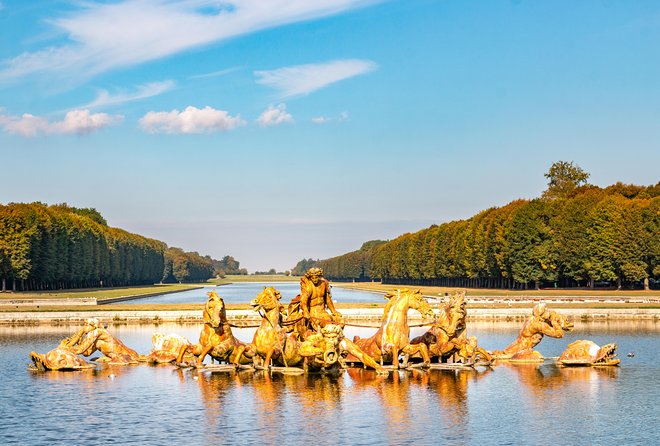 Versailles Palace Guided Day Tour and Trianon from Paris - Versailles Fountain Show: when it is included and how it changes the day