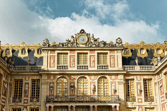 Versailles Palace Guided Experience and Gardens Entry 10 PPL Max - Finding your group: the Louis XIV meeting point that saves time