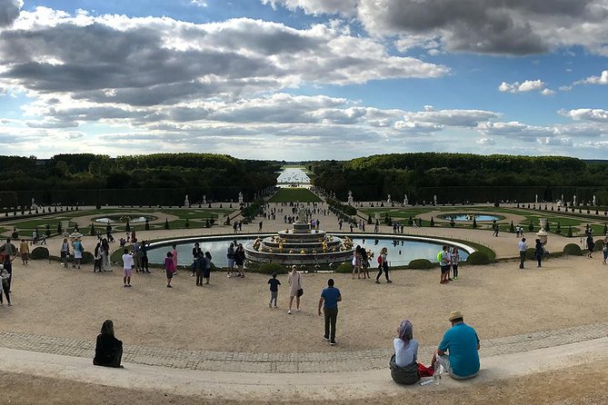 Versailles Palace & Marie-Antoinette's Estate Private Guided Tour - Entering the Palace: State Apartments and the Hall of Mirrors moment