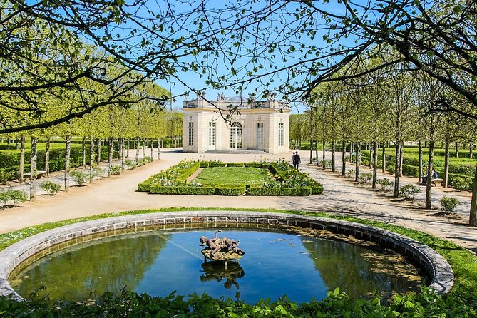 Versailles Palace & Marie-Antoinette's Estate Private Guided Tour with Lunch - Lunch at the Grand Canal: Break Time Done Right