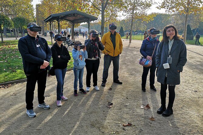 Virtual Reality Guided Tour at the Eiffel Tower - What you actually get: headset, guide, and group pace