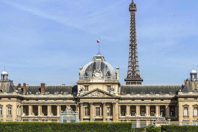 Virtual Reality Guided Tour at the Eiffel Tower - The Champ-de-Mars walk: where the tour really happens