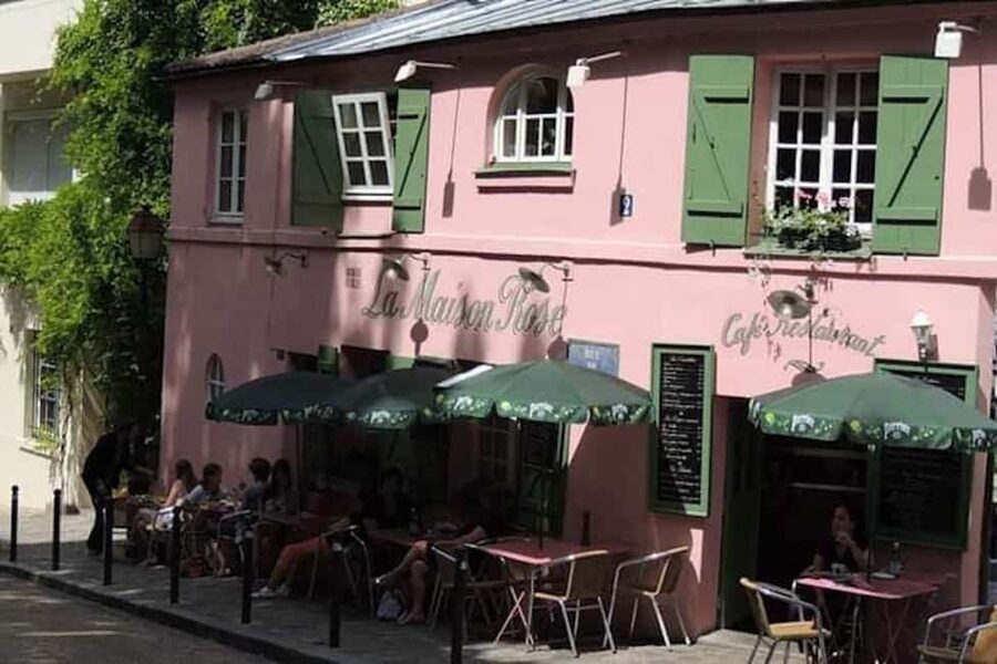 Visit the Montmartre district in Italian with a local guide - First Steps in Montmartre: Meeting at Abbesses and Getting Oriented