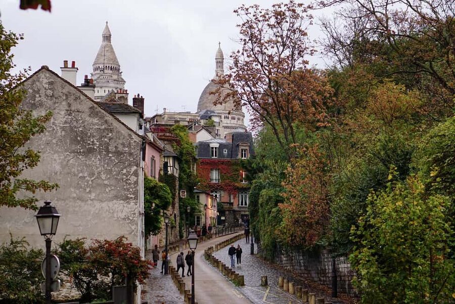 Visit the Montmartre district in Italian with a local guide - La Maison Rose to Place du Tertre: Starting With the Most Photo-Friendly Corners