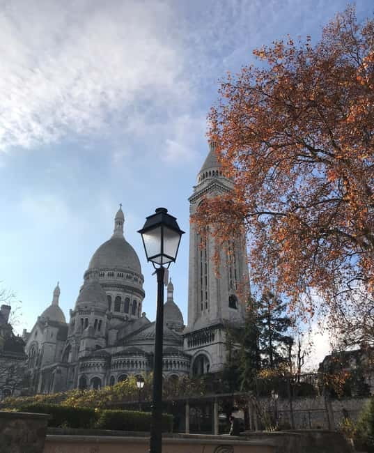 Visit the Montmartre district in Italian with a local guide - Dalida’s Corner and the Montmartre Scene You Do Not See From Postcards