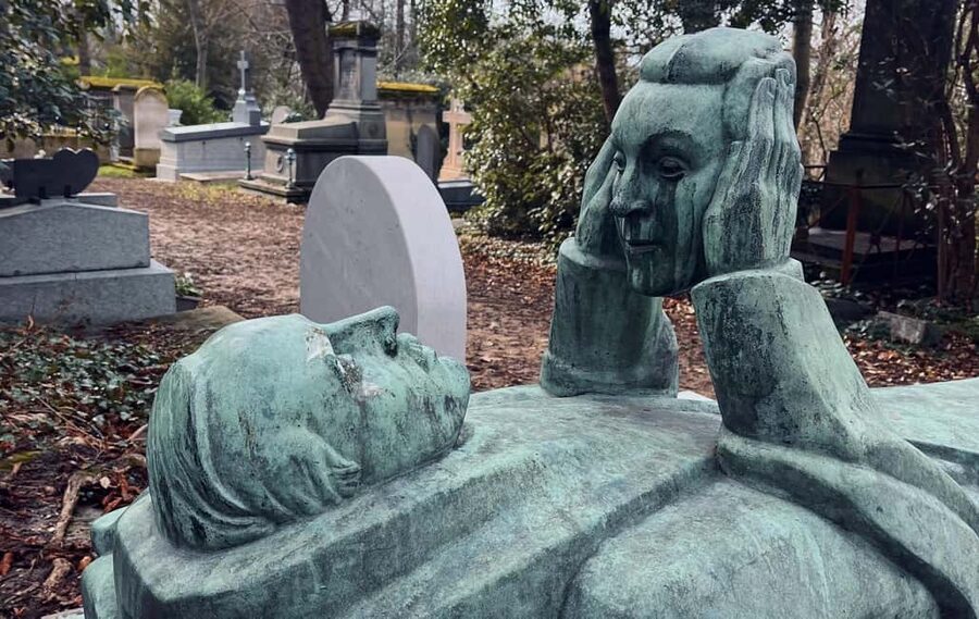 Who Killed Victor ? Escape Game at Père Lachaise Cemetery - The heart of the game: riddles that force real noticing